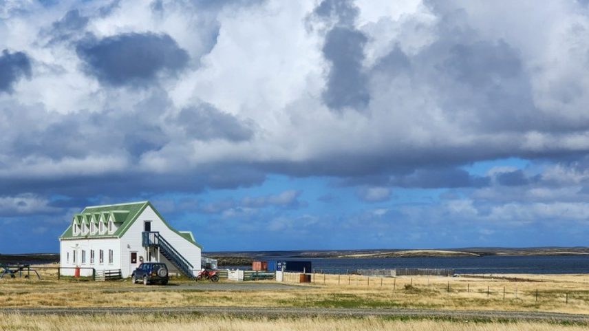 Isoladas geograficamente, as Ilhas Malvinas/Falklands são um dos lugares menos conectados da Terra (Foto: Ana Lucia Azevedo)