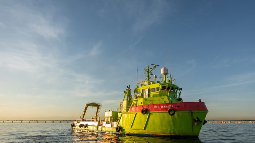 Teste é realizado em embarcação utilizada em atendimentos portuários (Foto: Ambipar/Divulgação)