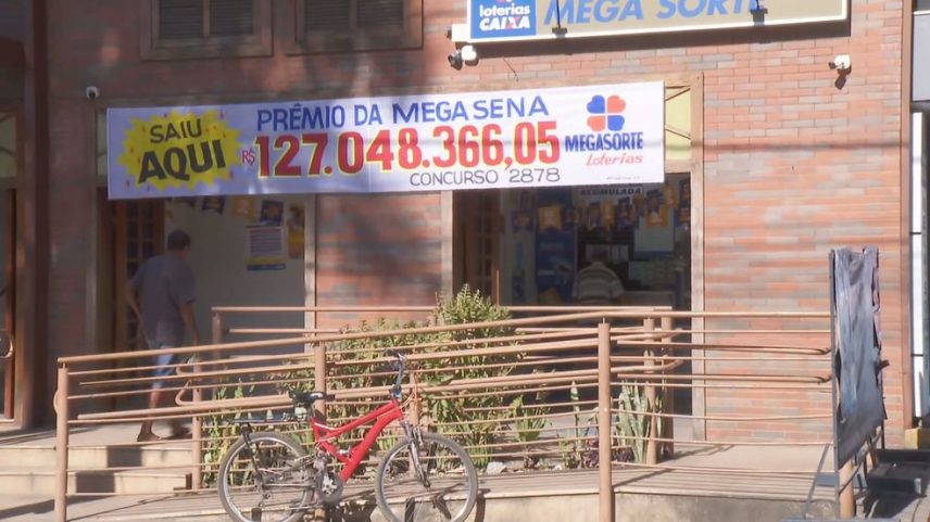 Faixa pendurada na lotérica Mega Sorte, em Matozinhos, anuncia vencedor do prêmio de R$ 127 milhões (Foto: Reprodução/TV Globo)