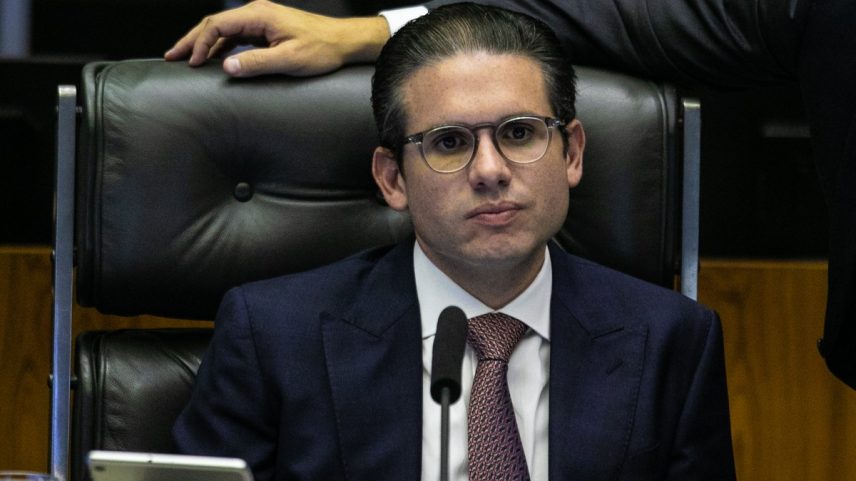 Hugo Motta em sessão plenária no projeto que cancela decreto do governo que elevou o IOF. (Foto: Brenno Carvalho / Agência O Globo)