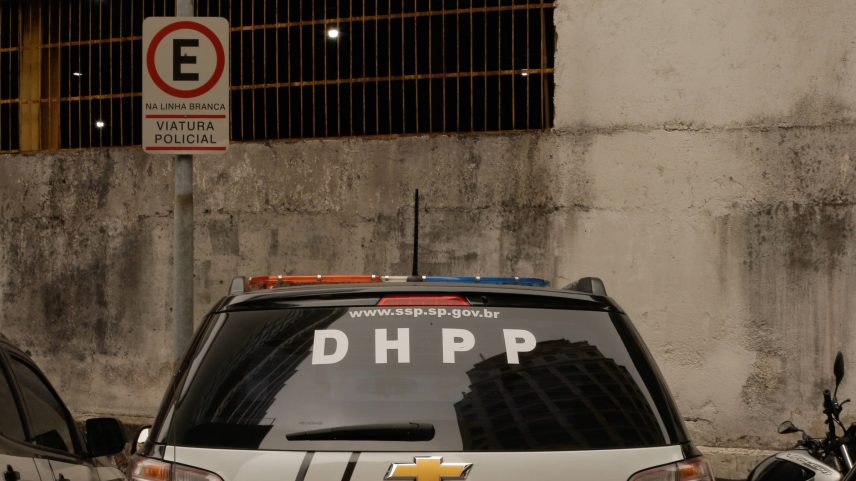 Viatura do DHPP (Departamento Estadual de Homicídios e de Proteção à Pessoa), responsável por investigar mortes com autoria desconhecida (Foto: Pedro Affonso - 16.jul.24/Folhapress)