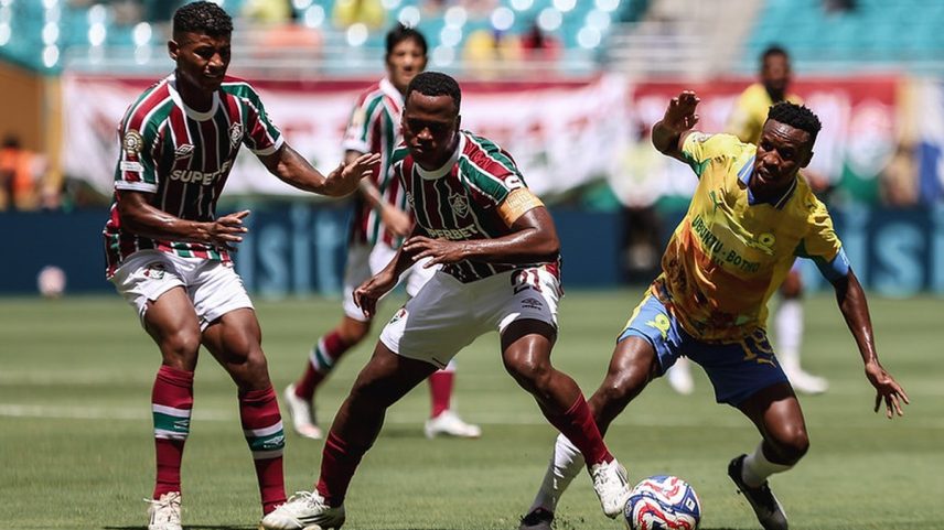 Jhon Arias briga pela bola no empate entre Fluminense e Mamelodi Sundowns (Foto: Lucas Merçon/Fluminense)