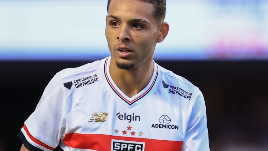 Matheus Alves, jogador do São Paulo, durante jogo contra o Santos no Brasileirão (Foto: Marcello Zambrana/AGIF)