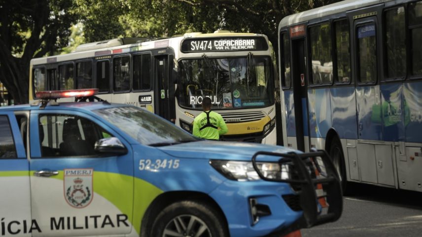 Blitz da PM na Glória, Zona Sul do Rio (Foto: Gabriel de Paiva)