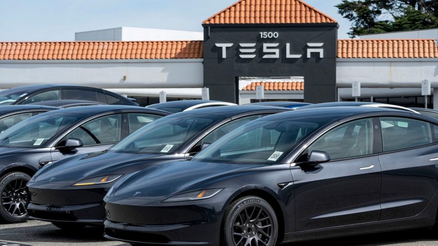 Veículos da Tesla na loja da empresa em Colma, Califórnia (Foto: David Paul Morris/Bloomberg)