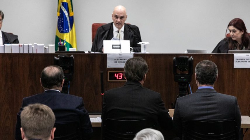 Jair Bolsonaro e Alexandre de Moraes em interrogatório em ação penal da trama golpista no STF (Foto: Brenno Carvalho / Agência O Globo)