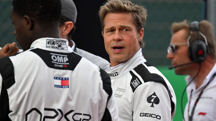 Brad Pitt, estrelando como piloto em um filme inspirado na F1, é visto antes do Grande Prêmio da Grã-Bretanha de Fórmula 1 no circuito de automobilismo de Silverstone. (Foto: ANDREJ ISAKOVIC / AFP)