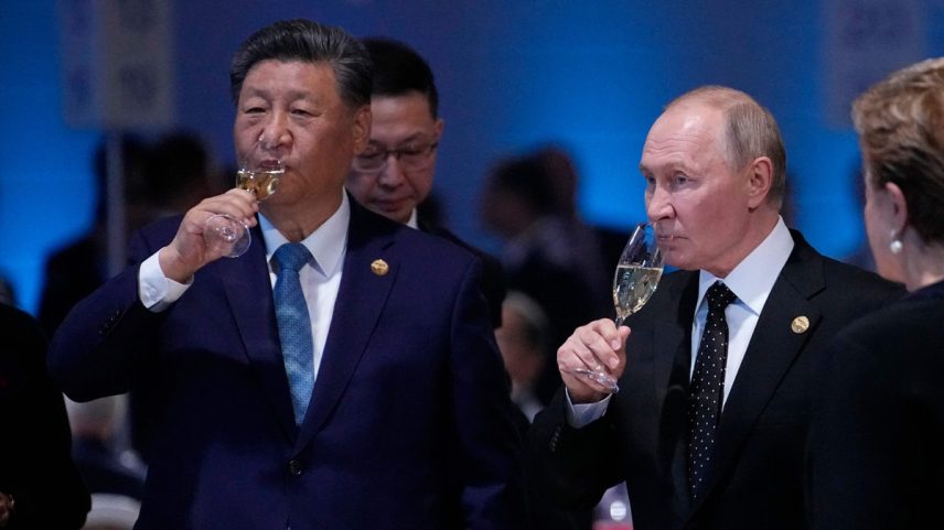 Presidentes da China, Xi Jinping (E), e da Rússia, Vladimir Putin (Foto: Alexander Zemlianichenko / POOL / AFP)