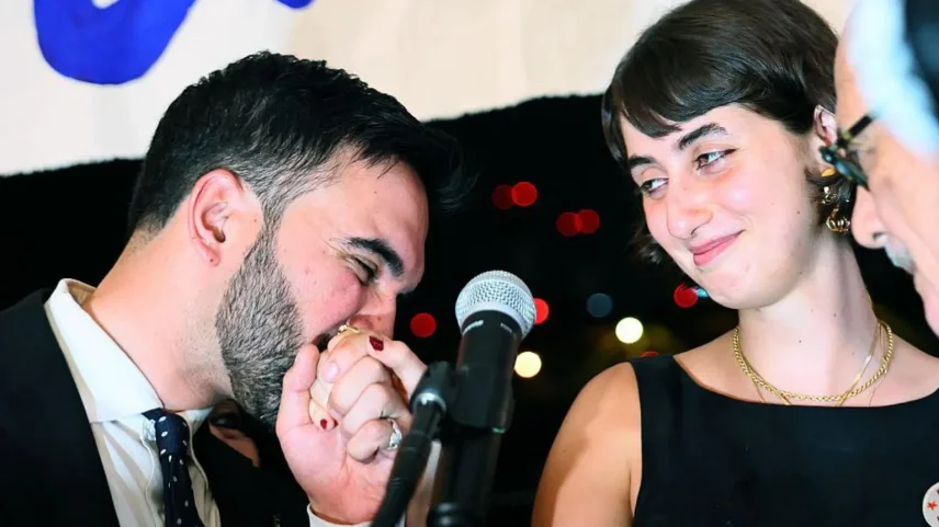 Mamdani agradeceu à esposa e beijou sua mão durante seu discurso de vitória na quarta-feira (Foto: Getty Images)