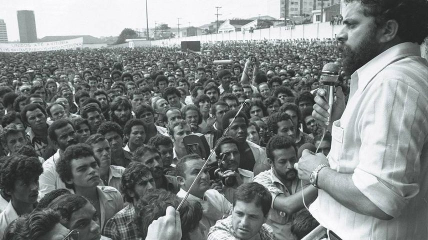Lula discursa para operários no ABC paulista durante greve em 1979 (Foto: Antônio Carlos Piccino)