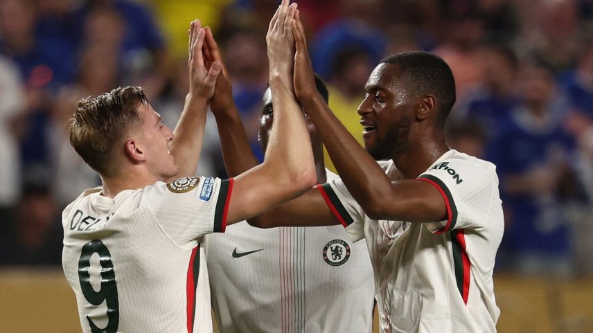 Autores de dois dos três gols do Chelsea, Delap e Tolsin comemoram vitória contra o Espérance (Foto: FRANCK FIFE / AFP)