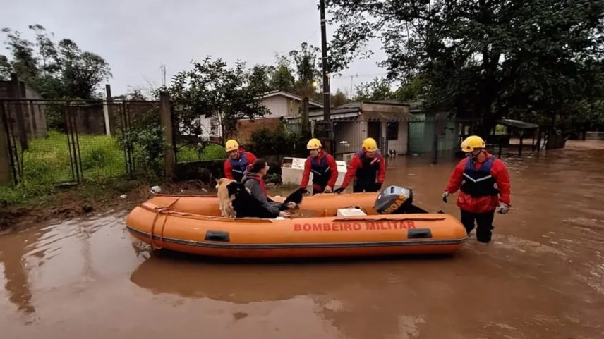 Bombeiros atuam em resgates durante chuvas que atingem o Rio Grande do Sul (Foto: Divulgação Bombeiros RS)