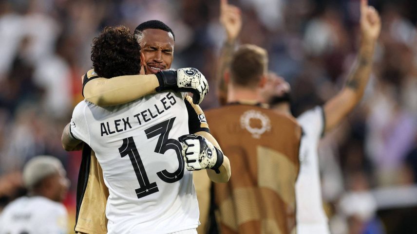 O goleiro John e o lateral-esquerdo Alex Telles se abraçam após vitória do Botafogo sobre o Paris Saint-Germain (Foto: Stu Forster - 20.jun.25/Getty Images via AFP)
