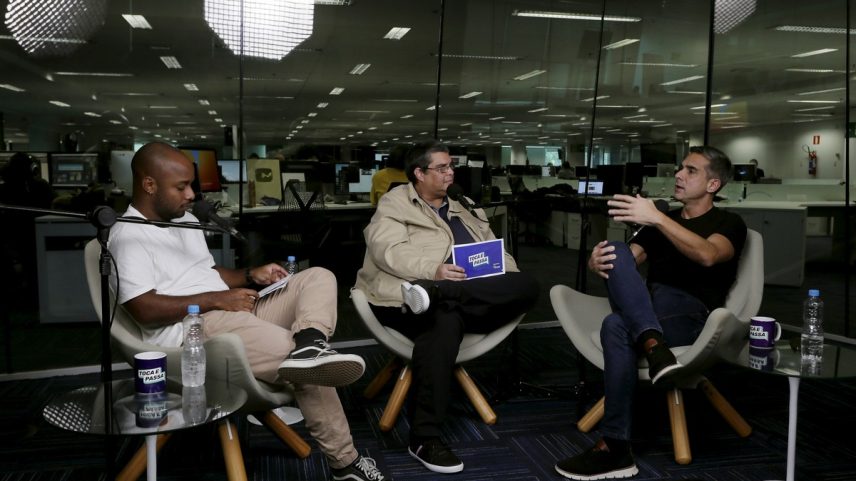 Gustavo Villani em entrevista ao 'Toca e Passa', videocast do GLOBO (Foto: Marcelo Theobald)