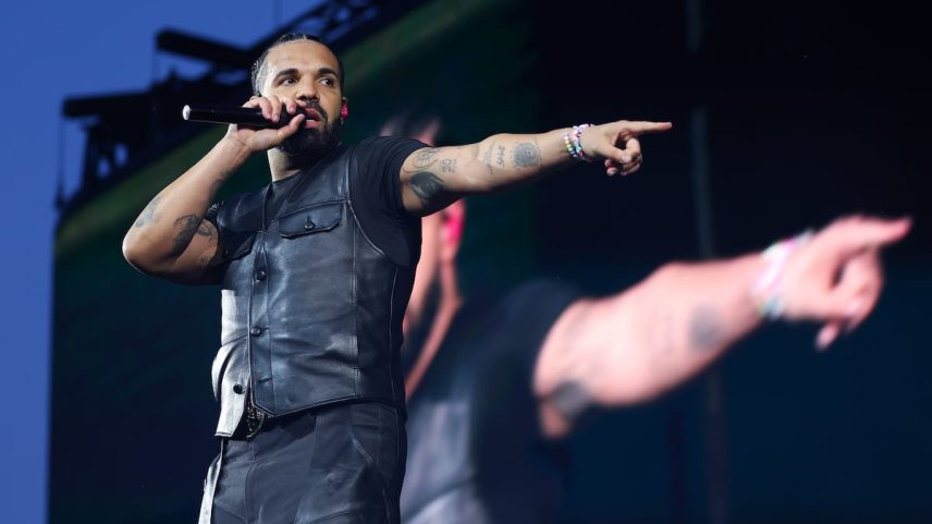 O cantor Drake, no dia 12 de 2025, durante sua atuação no festival Wireless realizado no parque Finsbury em Londres (Inglaterra). (Foto: Simone Joyner/Getty Images)