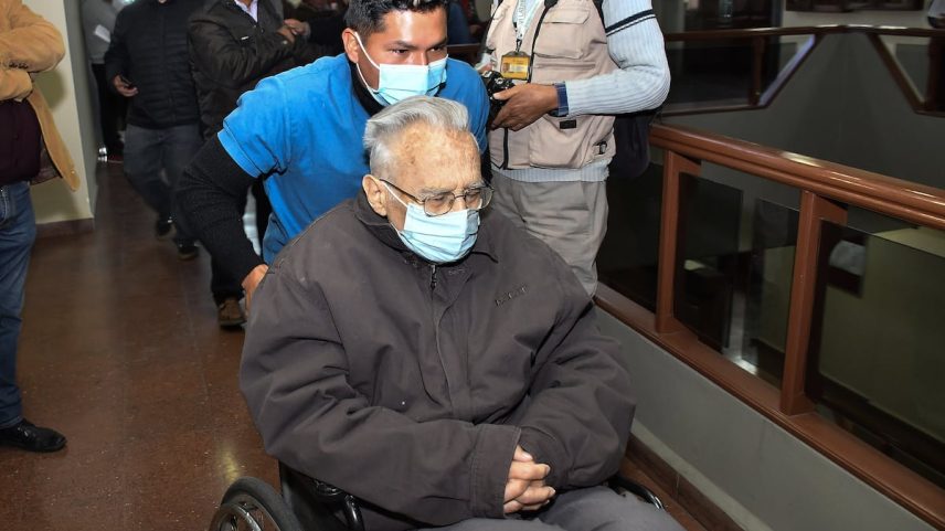 Ramón Alaix, exprovincial dos jesuitas bolivianos, sai de uma audiência em 17 de abril em Cochabamba, acusado de encobrir um caso de pederastia. (Foto: Jorge Abrego/EFE)