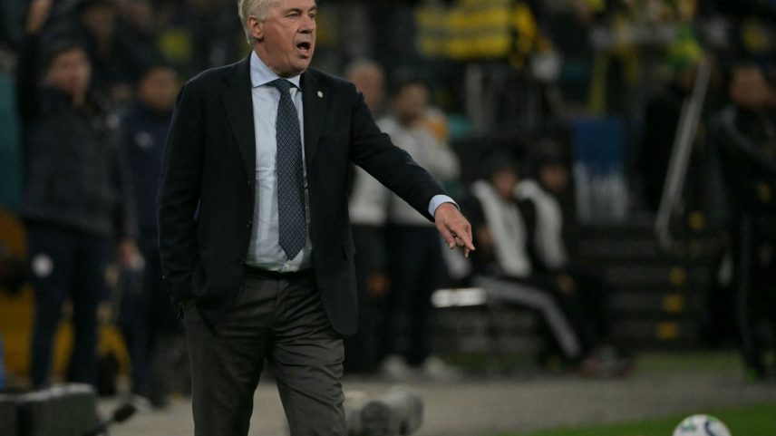 Carlo Ancelotti na beira do campo durante a vitória do Brasil sobre o Paraguai, em São Paulo (Foto: Nelson Almeida/AFP)