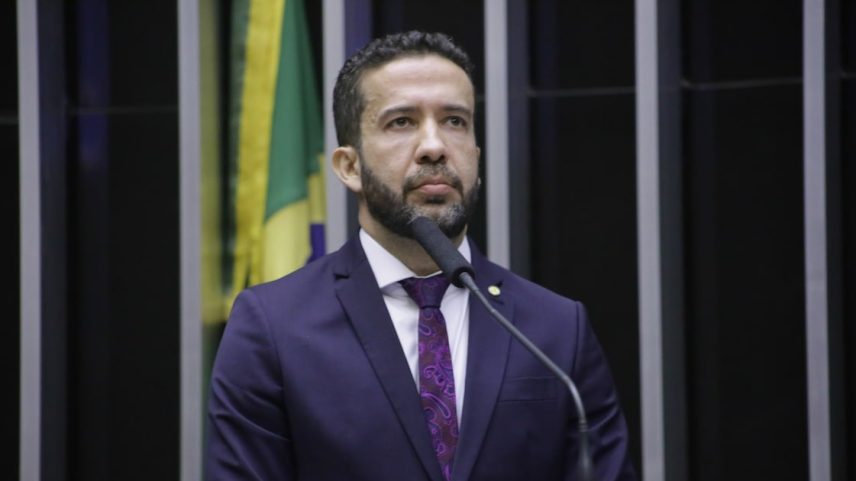 Deputado André Janones (AVANTE - MG) durante sessão deliberativa no plenário da Câmara dos Deputados. (Foto: Paulo Sergio/Câmara dos Deputados)
