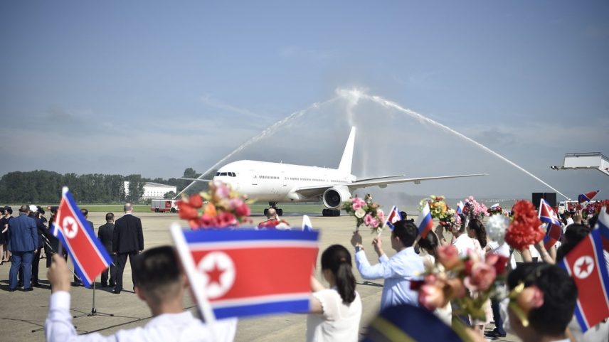 Avião da companhia aérea russa Nordwind, descaracterizado, é recebido com festa no aeroporto internacional de Pyongyang (Foto: KIM Won Jin / AFP)