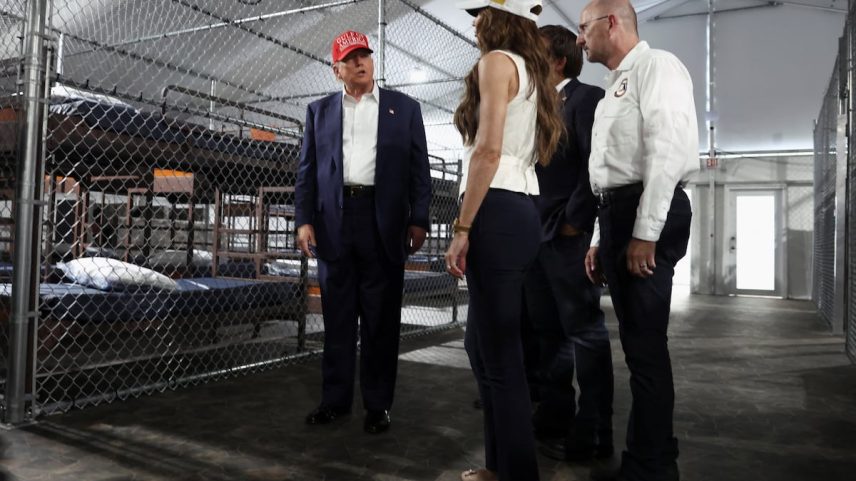 Donald Trump, durante sua visita com membros de seu equipe às instalações de Alligator Alcatraz na Flórida em 1º de julho. (Foto: Evelyn Hockstein/REUTERS)
