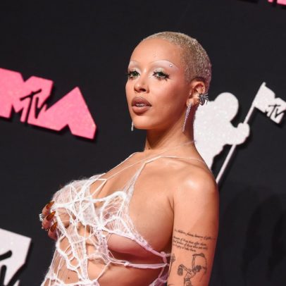 Doja Cat revela seu produto labial favorito por apenas R$ 14 e onde comprar