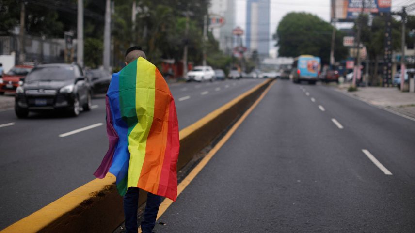 Pessoa da comunidade LGBTQ+ participa de protesto em San Salvador (Foto: Jose Cabezas - 17.mai.25/Reuters)