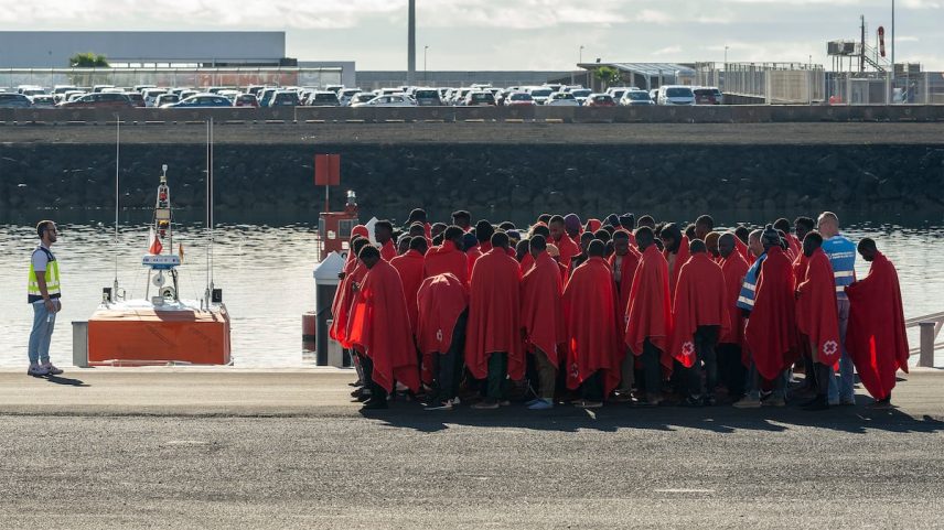 Policiais e membros de Frontex recebem em novembro a um grupo de migrantes resgatados no porto de Arrecife, Lanzarote. (Foto: Adriel Perdomo/EFE)