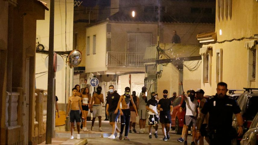 Encapuzados percorrem as ruas de Torre Pacheco (Murcia) ameaçando a população. (Foto: Iván Urquízar)