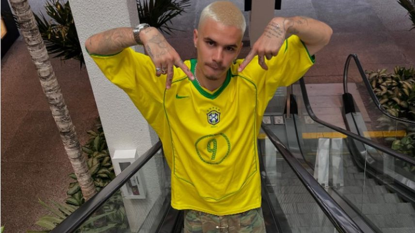 Romeo Beckham chama atenção ao posar com camisa da seleção brasileira (Foto: Reprodução/Instagram)
