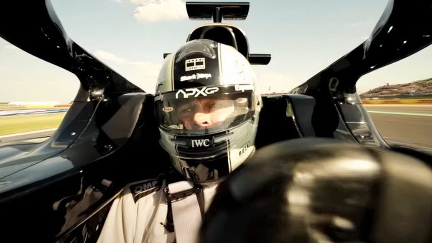 Em 'F1', Brad Pitt dirigiu os carros de Fórmula 2 adaptados, quase sem uso de dublês. (Foto: Warner Bros./Divulgação)