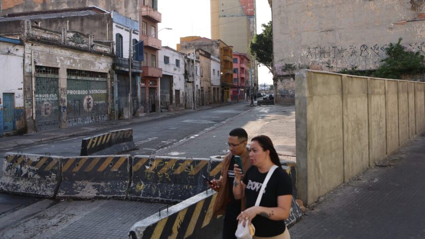 Rua dos Protestantes, próximo à Rua Vitória, na região central de São Paulo, estava sem usuários de drogas, nesta terça-feira, 13. (Foto: Daniel Teixeira/Estadão)