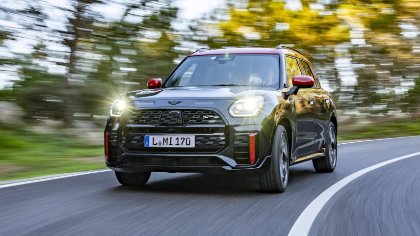 Terceira geração do Mini Countryman JCW chega ao Brasil como linha 2025 (Foto: Bernhard Filser/Divulgação)
