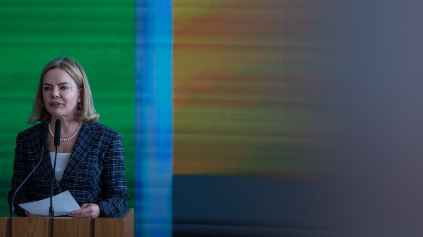 O presidente da República, Luiz Inácio Lula da Silva, dá posse ao novo ministro da Saúde, Alexandre Padilha, e à nova ministra da Secretaria de Relações Institucionais da Presidência da República, Gleisi Hoffmann, no Palácio do Planalto. (Foto: Brenno Carvalho / Agência O Globo)