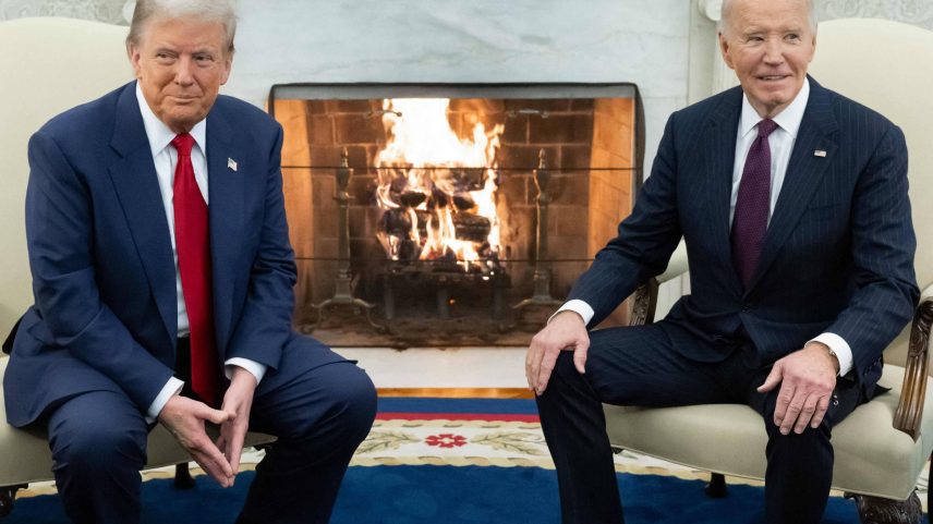 O então presidente eleito dos EUA, Donald Trump, se encontra com o então presidente, Joe Biden, na Casa Branca em novembro de 2024, em Washington (Foto: Saul Loeb - 13.nov.24/AFP)