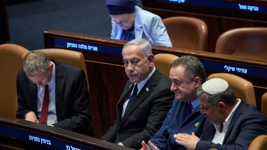 O primeiro-ministro de Israel, Binyamin Netanyahu, rodeado por ministros durante uma sessão do Knesset, o Parlamento israelense, em Jerusalém (Foto: Ohad Zwigenberg/AP)