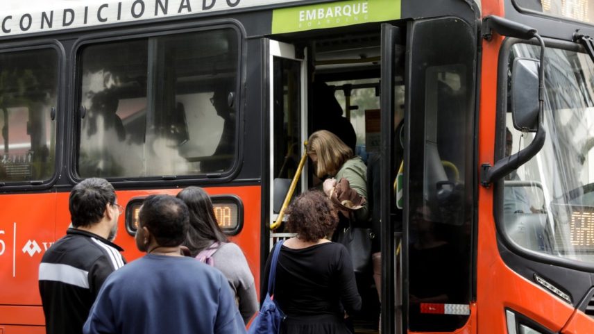Passageiros na linha 548, que faz a integração do Metrô com o Terminal Alvorada em Botafogo, ficam indecisos sobre o uso dos cartões Jaé e Riocard. Uma passageira desce do ônibus após erro de leitura do cartão. (Foto: Gabriel de Paiva/Agência O Globo)