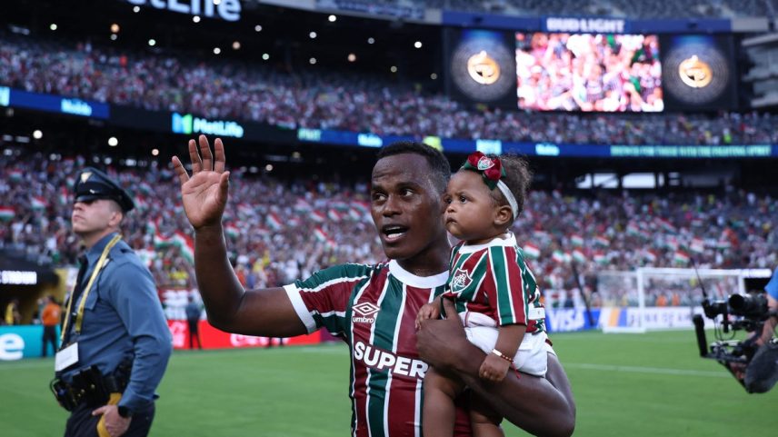 Jhon Arias com a filha Zoé após a vitória do Fluminense sobre o Ulsan Hyundai, pela Copa do Mundo de Clubes (Foto: Franck Fife/AFP)