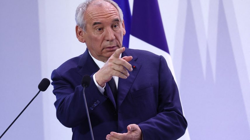 Primeiro-ministro da França, François Bayrou, durante entrevista coletiva em Paris (Foto: REUTERS/Abdul Saboor)