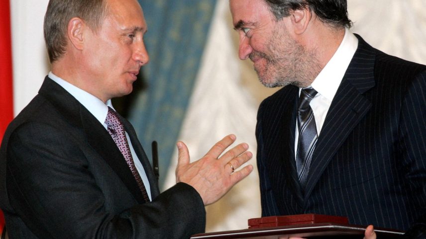 Valery Gergiev (à direita) cumprimenta o presidente russo Vladimir Putin; convite para maestro participar de festival na Itália gera onda de críticas (Foto: Alexander Nemenov/AFP)