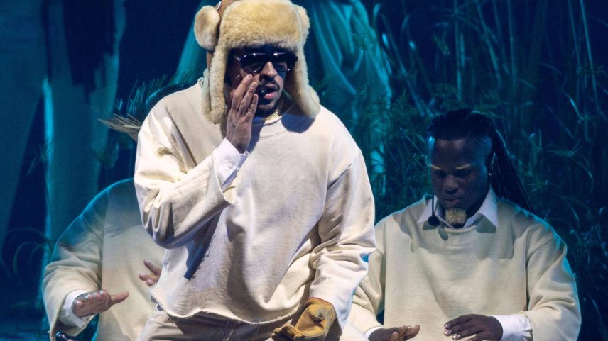 Bad Bunny durante o primeiro show de sua residência artística de 30 apresentações em San Juan, capital de Porto Rico (Foto: Ricardo Arduengo/AFP)