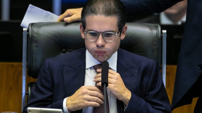 Hugo Motta durante sessão na Câmara que votou projeto cancelando decreto do governo que elevou o IOF (Foto: Brenno Carvalho / Agência O Globo)