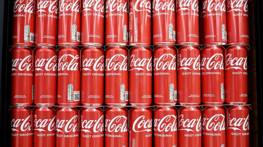 Latas de Coca-Cola são exibidas à venda em uma prateleira de supermercado em Perros-Guirec, França, em 18 de abril de 2025. (Foto: REUTERS/Benoit Tessier/Foto de Arquivo)