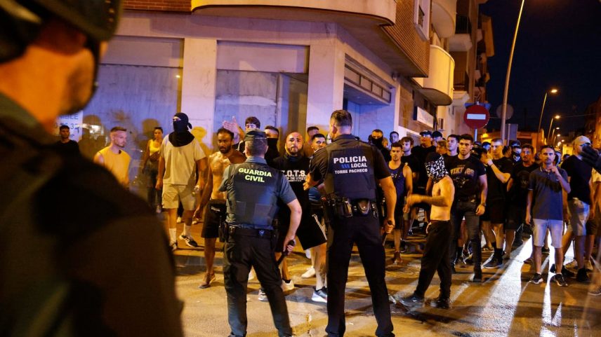 Altercados protagonizados por grupos ultra em Torre Pacheco este sábado. (Foto: Iván Urquízar)