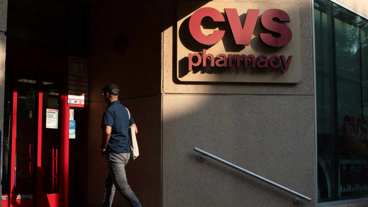 O logotipo da farmácia CVS é visto do lado de fora de uma loja em 7 de agosto de 2024 em Austin, Texas. (Foto: Brandon Bell | Getty Images)