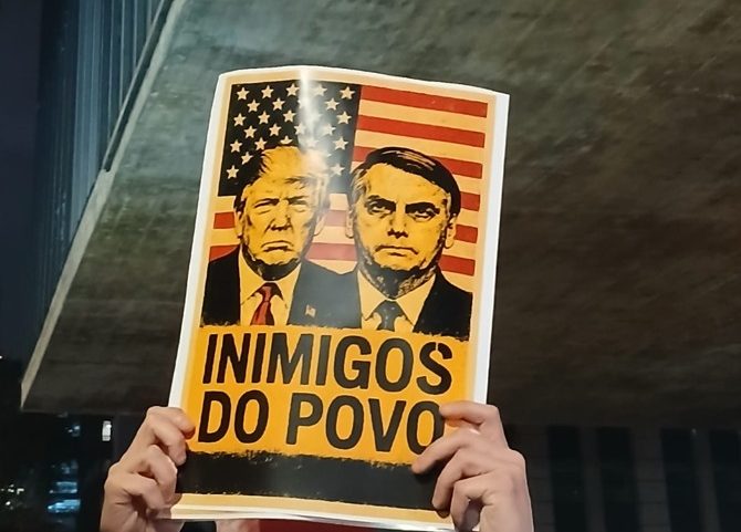 Trump e Bolsonaro viram alvo de manifestantes depois de tarifaço (Foto: Heitor Mazzoco/VEJA)