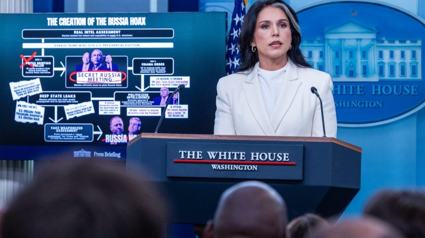Diretora de Inteligência Nacional Tulsi Gabbard, falando na Casa Branca na quarta-feira para implicar Obama no "hoax russo." (Foto: SHAWN THEW/EFE)