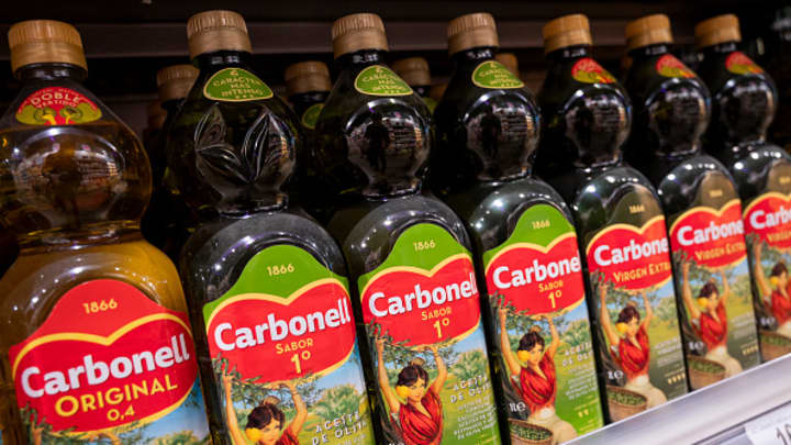 Garrafas da marca espanhola de azeite de oliva extra virgem Carbonell são vistas expostas à venda em um supermercado. (Foto: Sopa Images | Lightrocket | Getty Images)