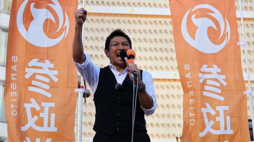 Sohei Kamiya, líder do partido Sanseito, durante um comício em Tóquio na última segunda-feira. (Foto: Kim Kyung-Hoon/REUTERS)