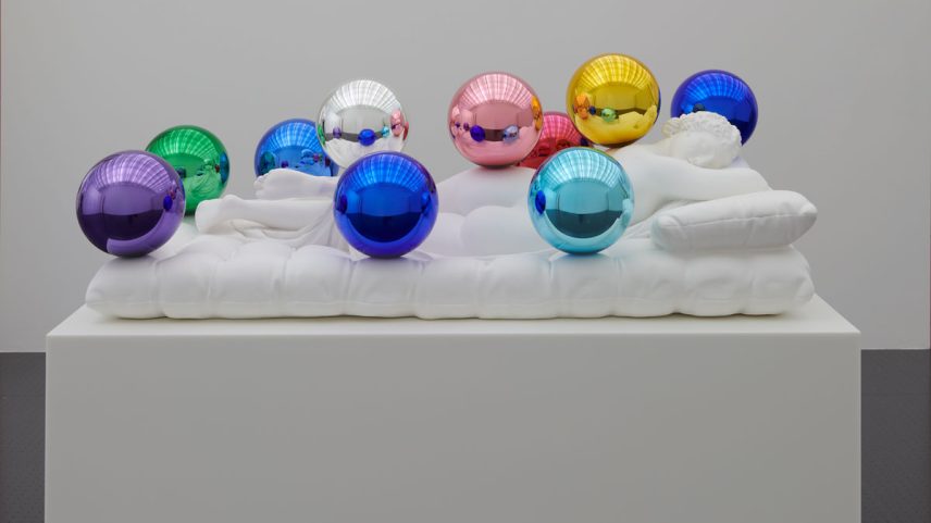 Jeff Koons, (Sleeping Hermaphrodite) Gazing Balls, 2025, vista da instalação. Foto: ©2025 Marc Domage/Centre Pompidou-Metz; Arte: ©Jeff Koons