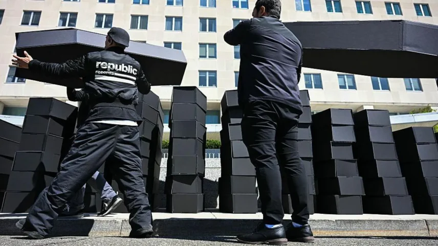 Demonstradores em Washington empilharam caixões vazios na rua em protesto contra cortes no financiamento de HIV/Aids nos EUA (Foto: Getty Images)